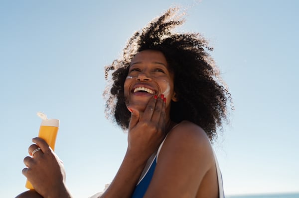 woman applying sunscreen